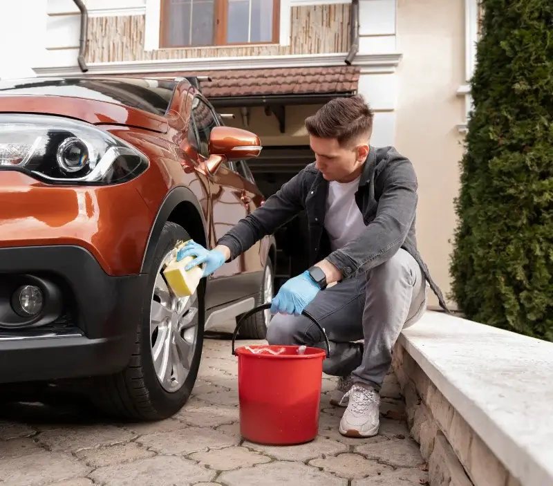 Lavage auto à domicile Prunet-et-Belpuig : professionnel intervenant sur un véhicule
